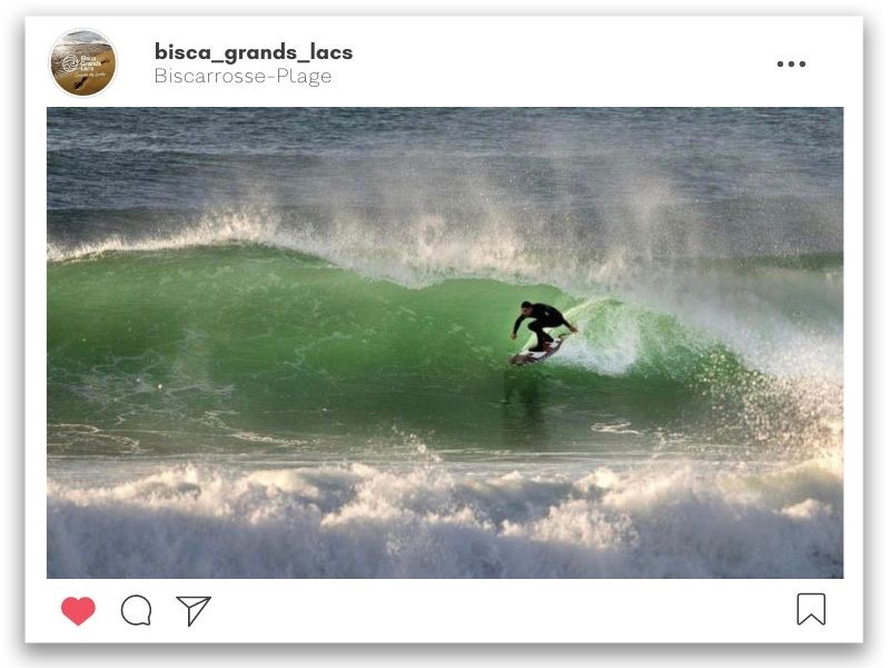 Surfeur en hiver dans les vagues de l'océan biscarrossais