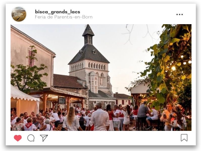 Vue de la feria de Parentis-en-Born avec l'église du village