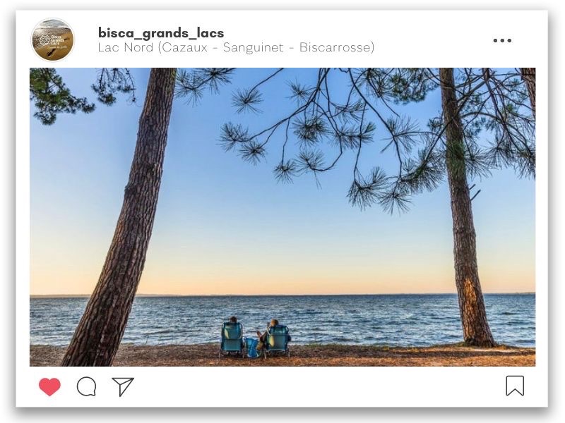 Deux personnes qui assistent à un coucher de soleil sur le Lac Nord 