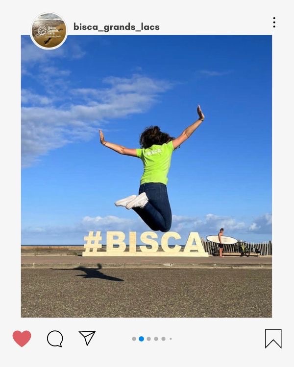 Le panneau #BISCA sur l'esplanade de Biscarrosse-Plage