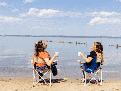 Morgane et Camille assises face au lac en train de rire aux éclats