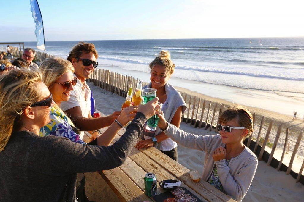 apéro les pieds dans l'eau à Biscarrosse plage