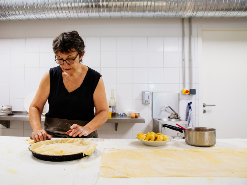 Michelle dispose les pommes prédécoupées sur la patte 