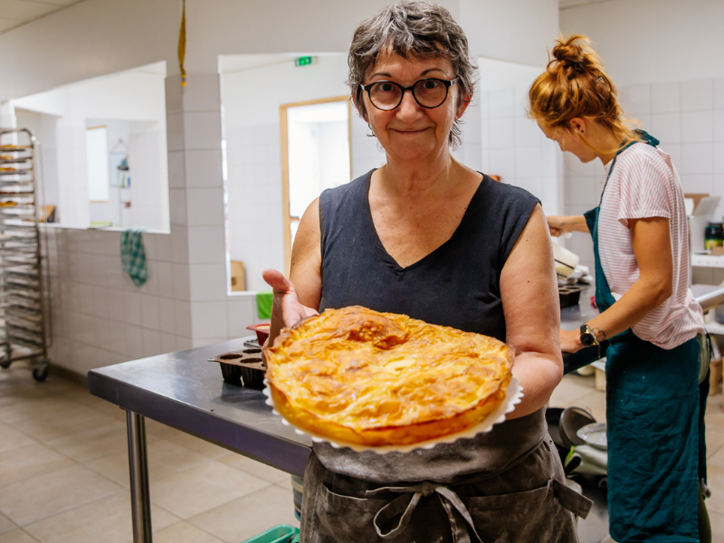 Michelle présente sa tourtière landaise terminée