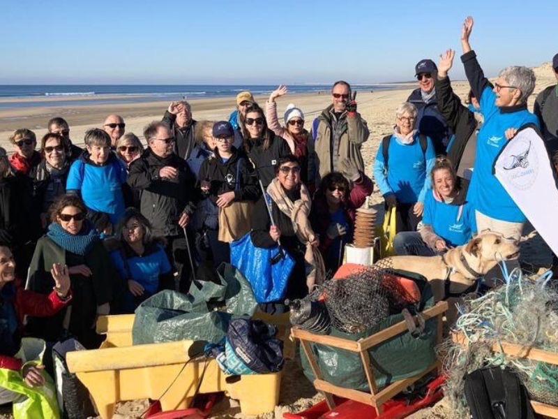 Ramassage de déchets sur la plage de Biscarrosse de l'Association The Sea Cleaners