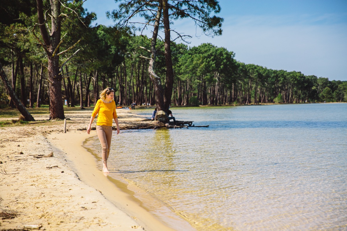 sabine pieds dans l'eau