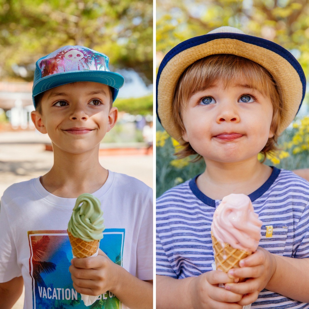 Enfants qui mangent des glaces