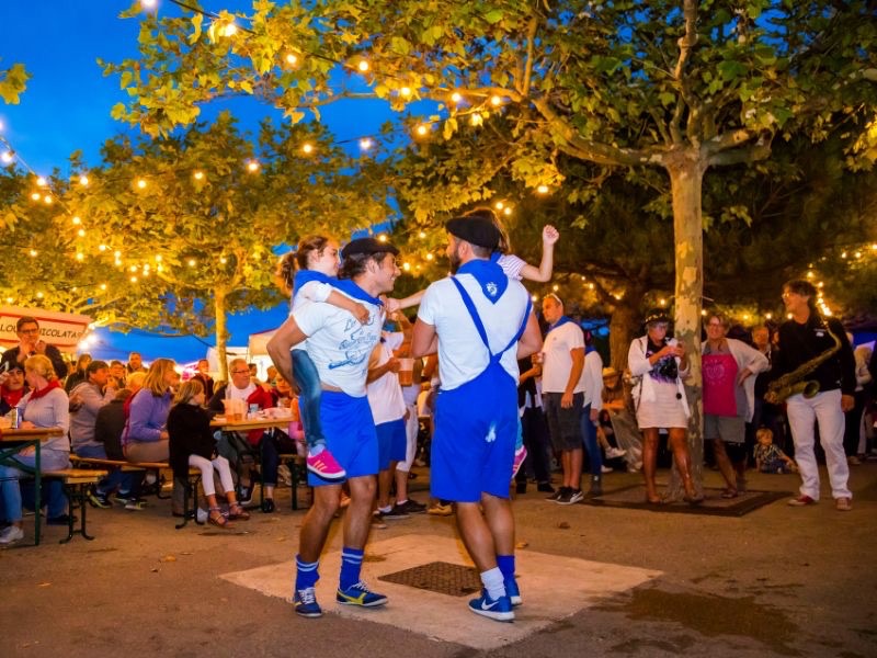 Des festayres lors des fêtes de village de Biscarrosse-Plage dans les Landes