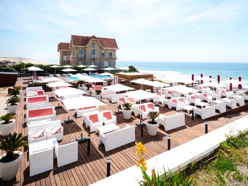 Vue aérienne de la terrasse du Grand Hôtel de la Plage, face à l'océan