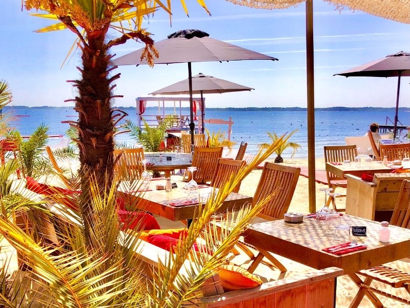 La terrasse les pieds dans le sable de l'Idylle, à Biscarrosse-Lac