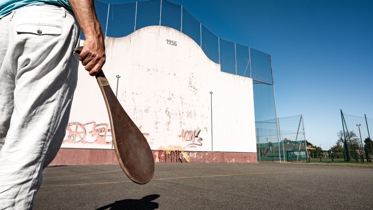Un joueur de pala, un sport typique du Pays-Basque jusqu'au Nord des Landes