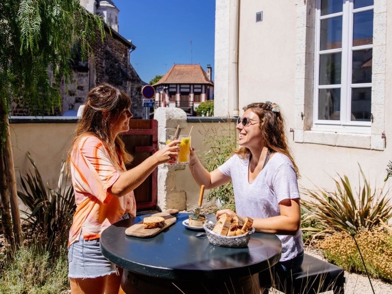La cour du bar à taps de la Kahut, à Parentis-en-Born