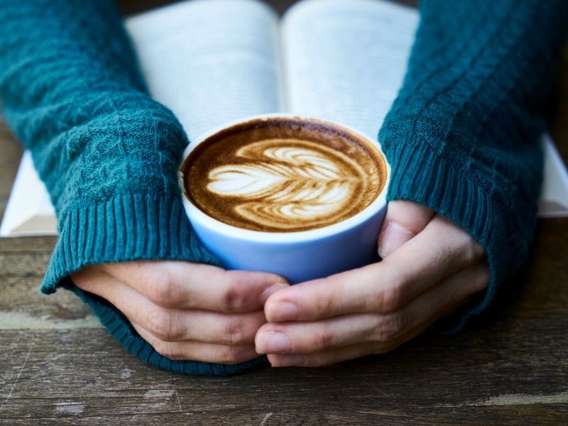 Emprunter un livre à la bibliothèque et aller le lire dans un café