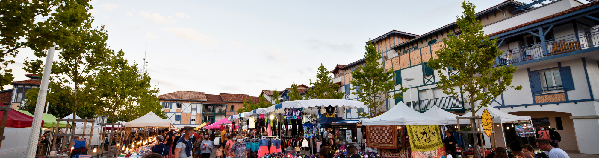 Le marché nocturne de Sanguinet en été