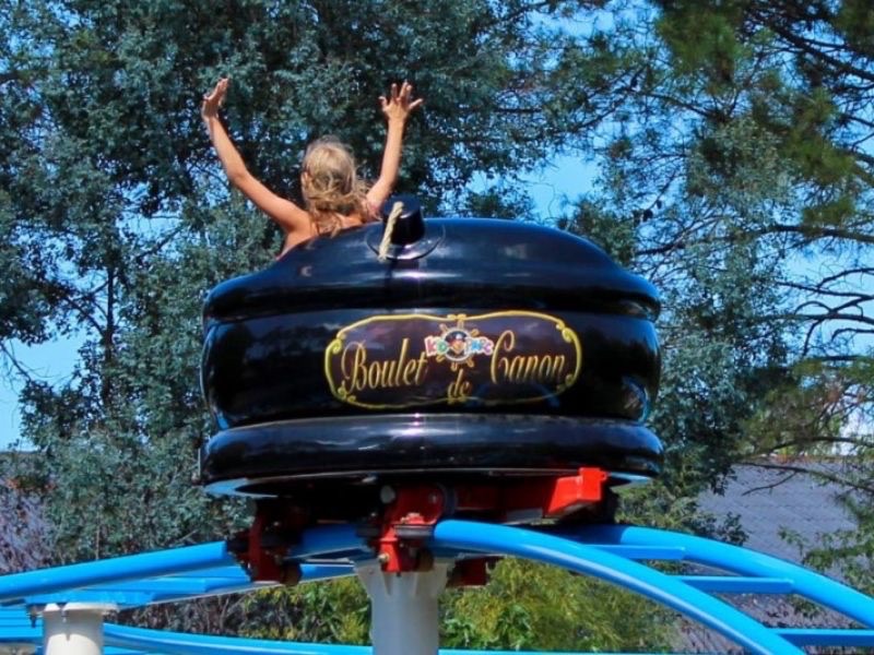 Un manège du parc d'attractions Kid Parc dans les Landes