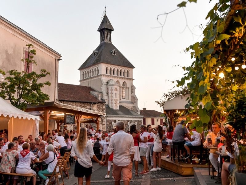 Le repas lors de la feria Sen Bertomiu de Parentis-en-Born dans les Landes