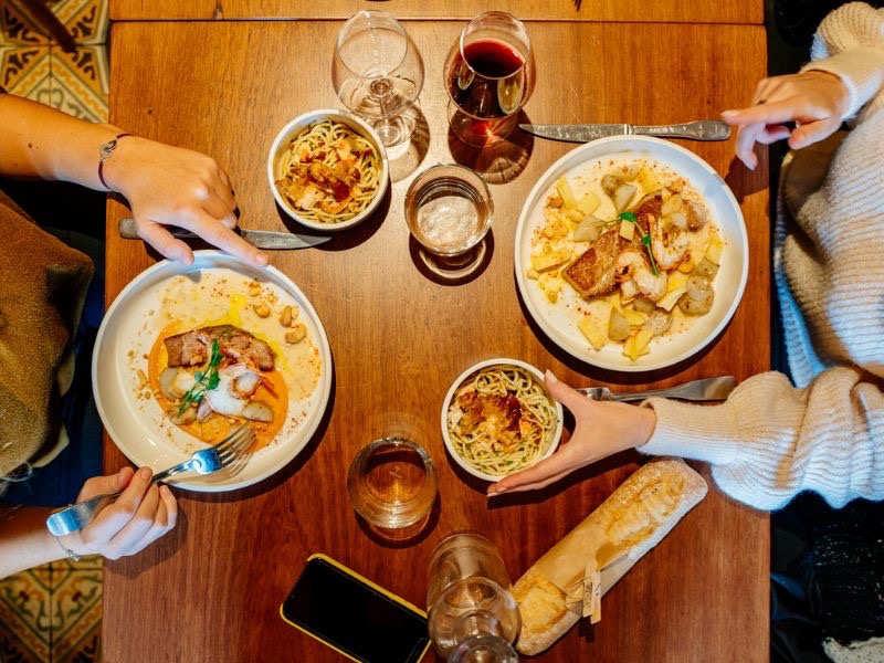 Vue d'une table d'un restaurant à Parentis-en-Born