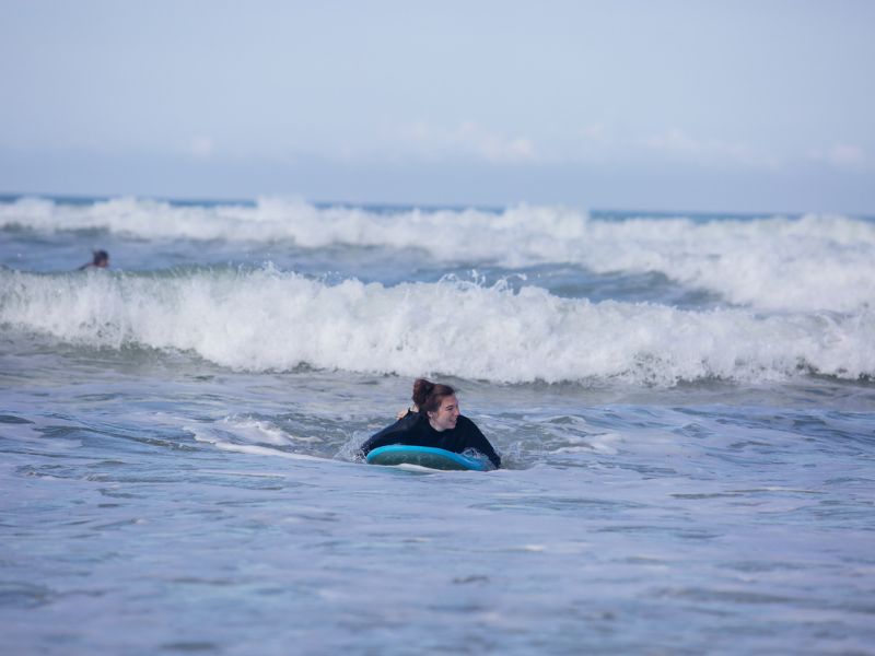 Cour de surf quand il pleut à Biscarrosse