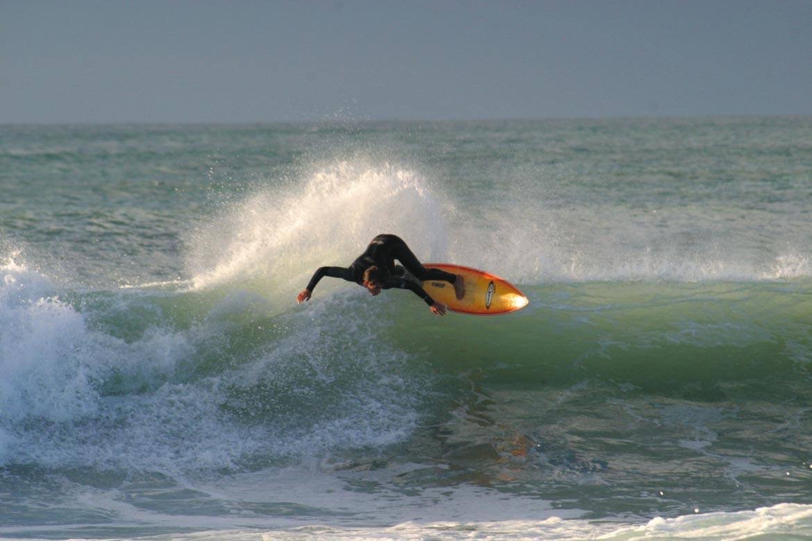Surfer en action sur les vagues