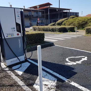 Bornes de recharge pour voitures électriques et hybrides