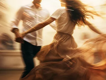 vue-laterale-couple-danser-ensemble