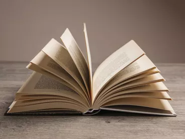 composition-du-livre-avec-livre-ouvert