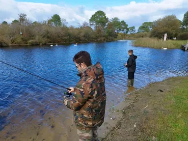 Pêche dans le canal