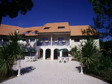 1-hotel-les-vagues-entree-facade