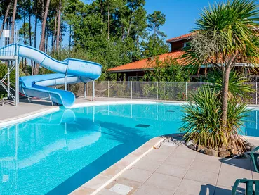 residence-le-domaine-des-grands-lacs-parentis-en-born-piscine-exterieure-3