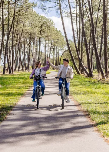 Balade en vélo en couple à Biscarrosse