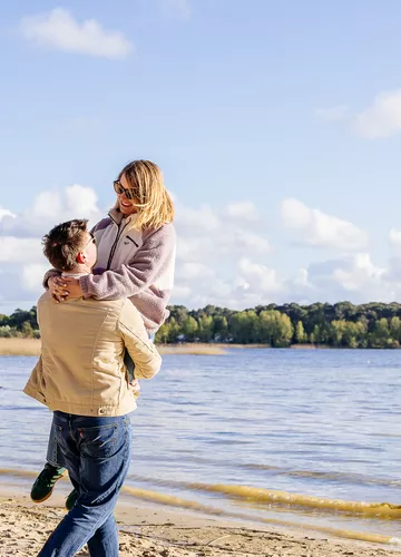 En couple au bord du lac de Sanguinet