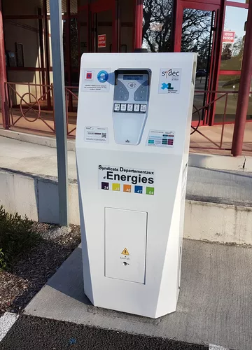 Borne de recharge voiture électrique à la mairie de lue