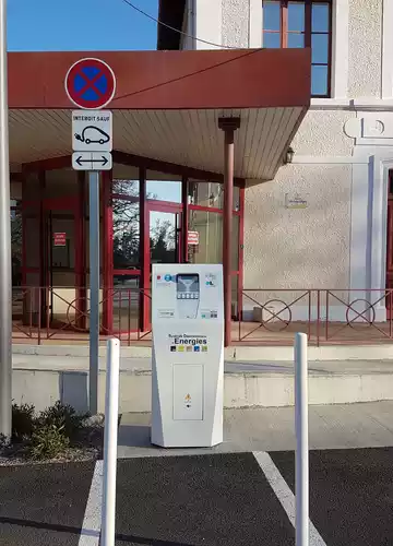 Borne de recharge voiture électrique à la mairie de lue