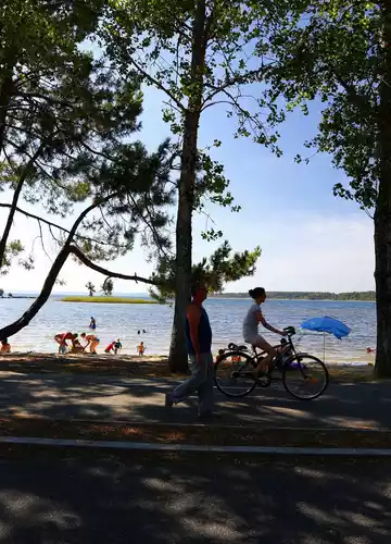 Vélo au bord du lac de Sanguinet