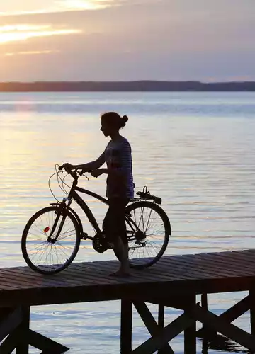 Vélo et coucher de soleil sur le lac de Sanguinet