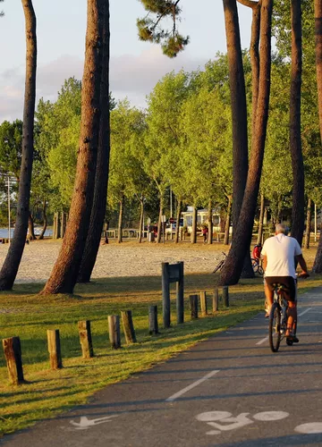 Vélo au bord du lac de Sanguinet