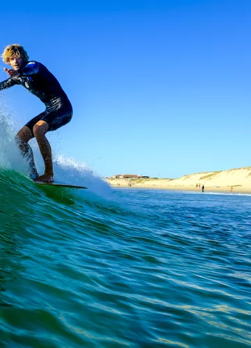 surf sur les vagues de Biscarrosse