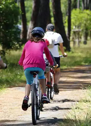 Vélo en famille sur les pistes cyclables des Grands Lacs