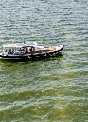 vue-drone-balade-bateau-gastes.png