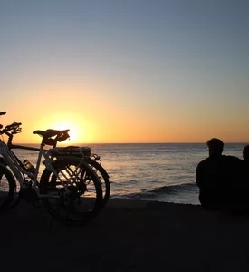 Balade vélo sur la plage au coucher de soleil