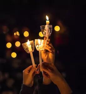 trois-bougies-tenues-dans-les-mains