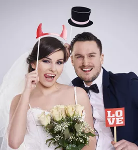 jeunes-maries-faisant-des-grimaces