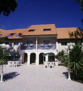 1-hotel-les-vagues-entree-facade