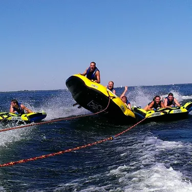 Bouées et et ski nautique sur le lac Bouées et et ski nautique sur le lac de Biscarrosse