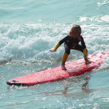 Initiation surf pour les enfants à Biscarrosse-Plage Un enfant qui surfe sur les vagues de Biscarrosse