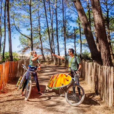 Balade à vélo avec une planche de surf
