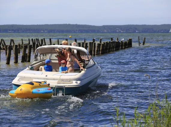 Bateau sur le lac de Biscarrosse