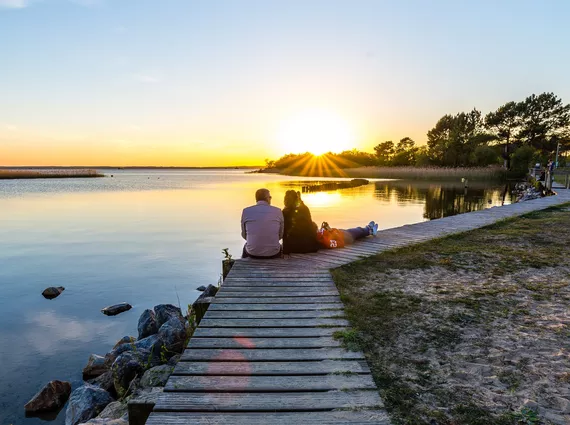 Coucher de soleil en amoureux sur le lac de Parentis