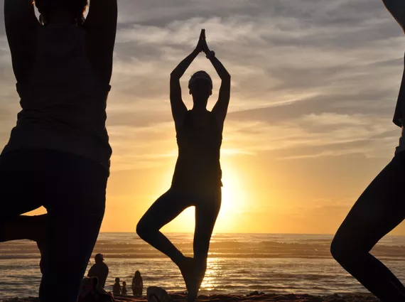 Yoga sur les plages océanes