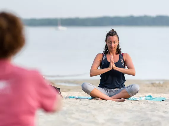 Yoga sur la plage Maguide